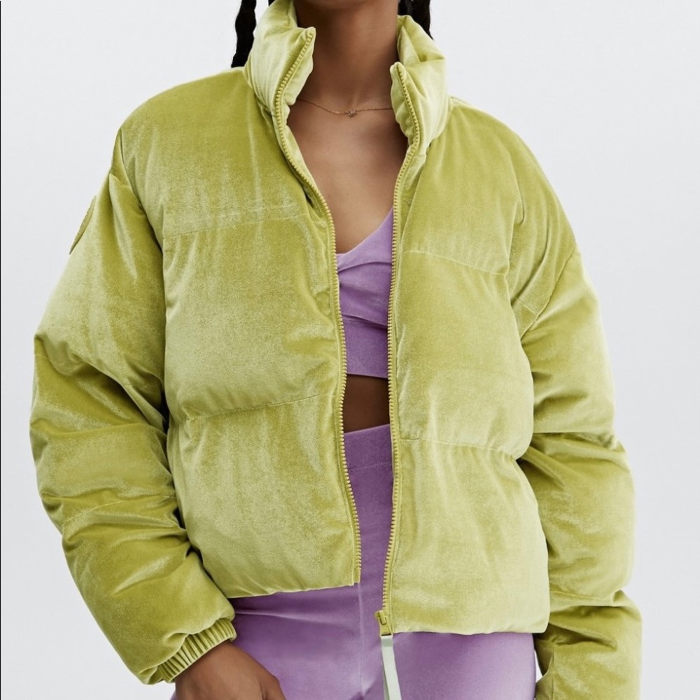 Fabletics - Wander Velour Puffer
Jacket - 1X (16-18) - Golden Leaf Green